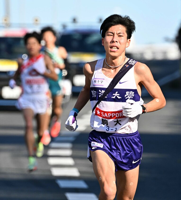 苦しそうな表情で先頭を走る田澤。後ろには中央大・吉居、青学大・近藤の姿が迫る　©JIJI PRESS