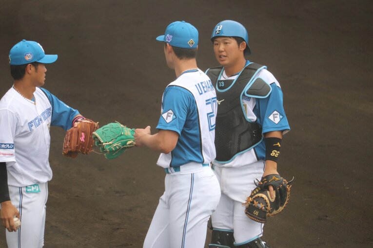 キャンプでは投手陣と積極的にコミュニケーションを取る姿も　©Yu Takagi