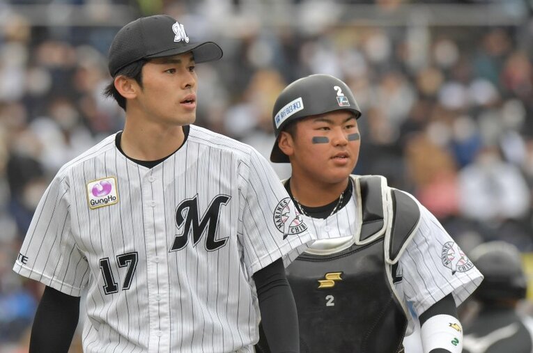 プロ野球28年ぶりの完全試合を達成した佐々木朗希（20歳）と松川虎生（18歳）のバッテリー（写真は4月3日） ／ photograph by Sankei Shimbun