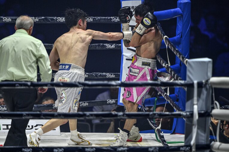 9回、オラスクアガに強烈なストレートを打ち込む寺地拳四朗　©Takuya Sugiyama