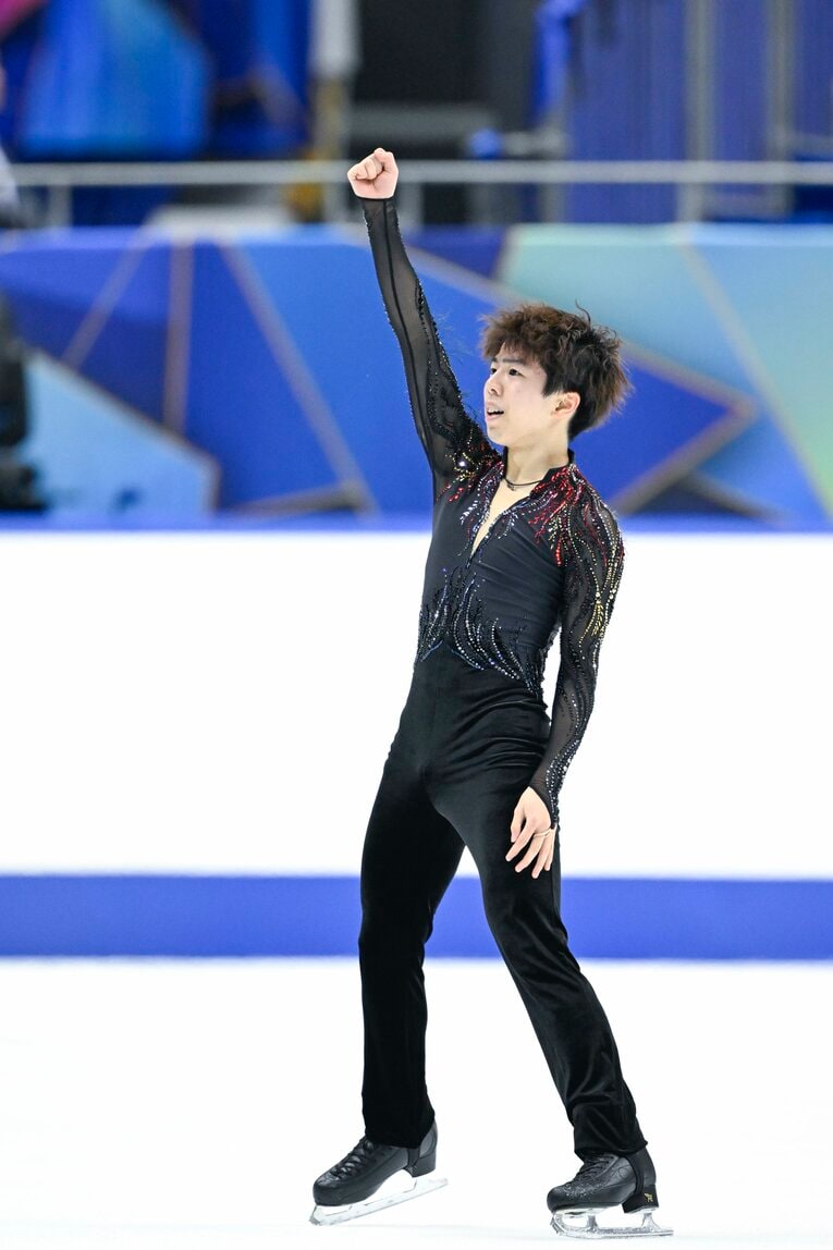 NHK杯フリー演技後に右手の拳を突き上げた佐藤駿　©️Asami Enomoto