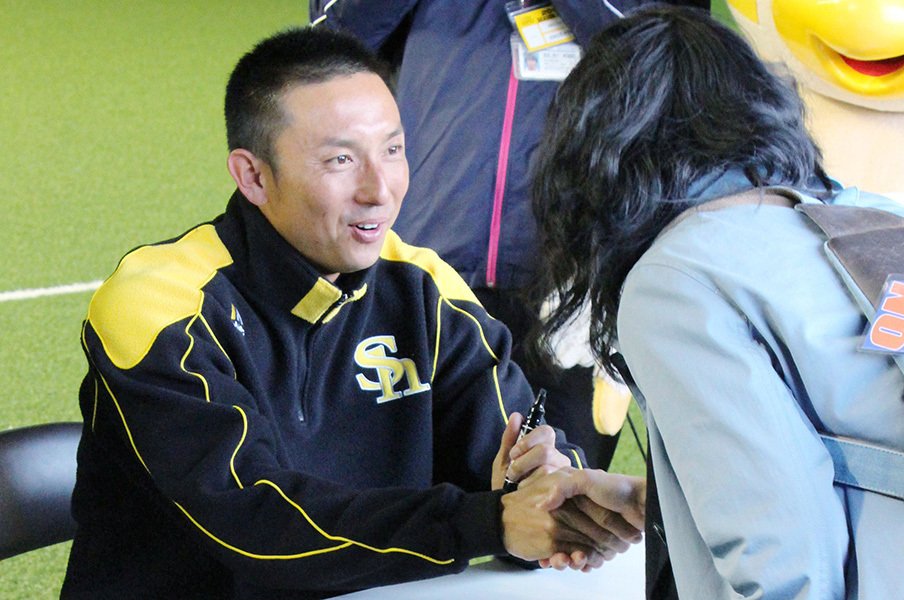勢いで、一本槍で、粋で、練習家で。川崎宗則がついに福岡へ帰ってきた!<Number Web> photograph by Kyodo News