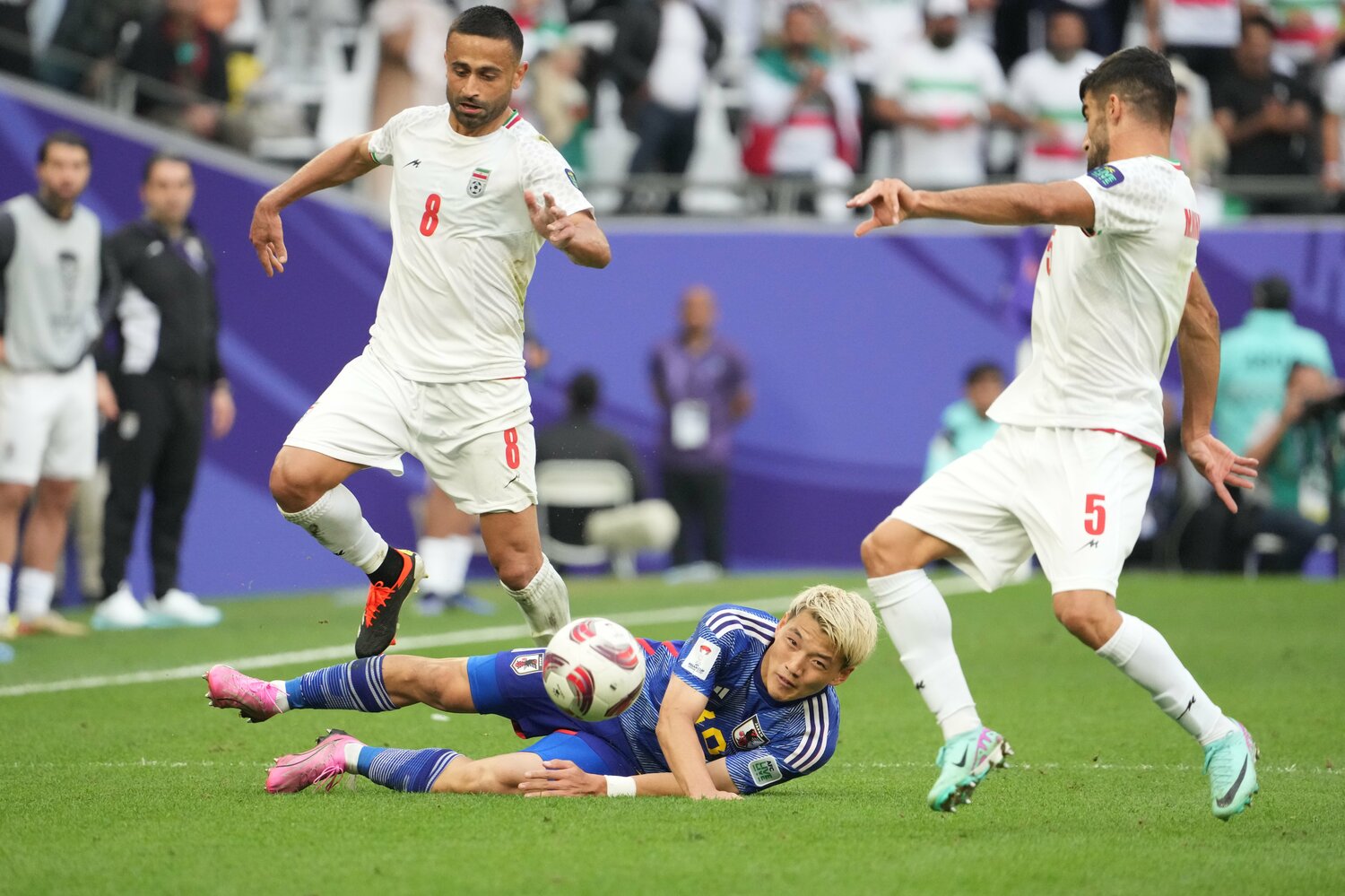 堂安律は倒されてもボールを目で追っていた　©Masashi Hara