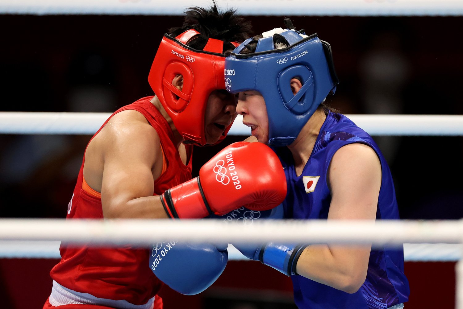 東京五輪女子フェザー級決勝でフィリピンのネストイ・ペテシオ（左）に勝利し、金メダルを獲得した入江　©Getty Images