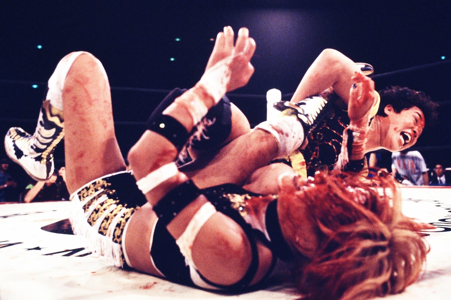 北斗晶と神取忍の試合は30分超の熱戦となり、メインまで見届けた観客は終電を逃すことになった