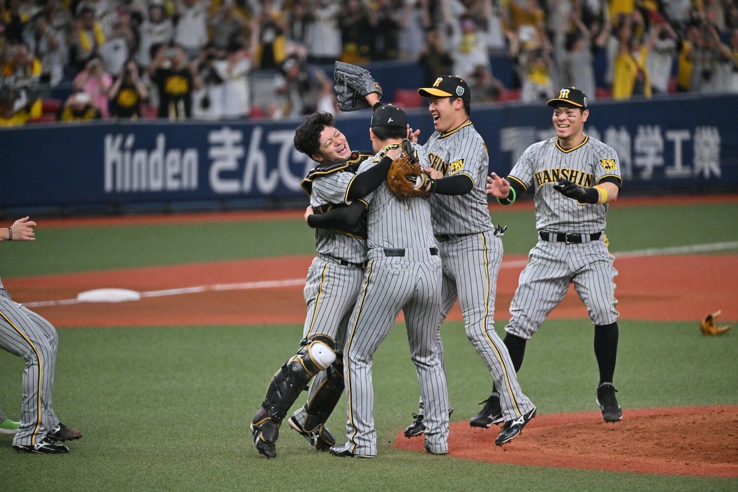 日本一の瞬間、守護神・岩崎に抱きつく坂本（中央）。扇の要として頂上決戦を制した坂本のリードに松川は大いに刺激を受けたという　©︎Hideki Sugiyama