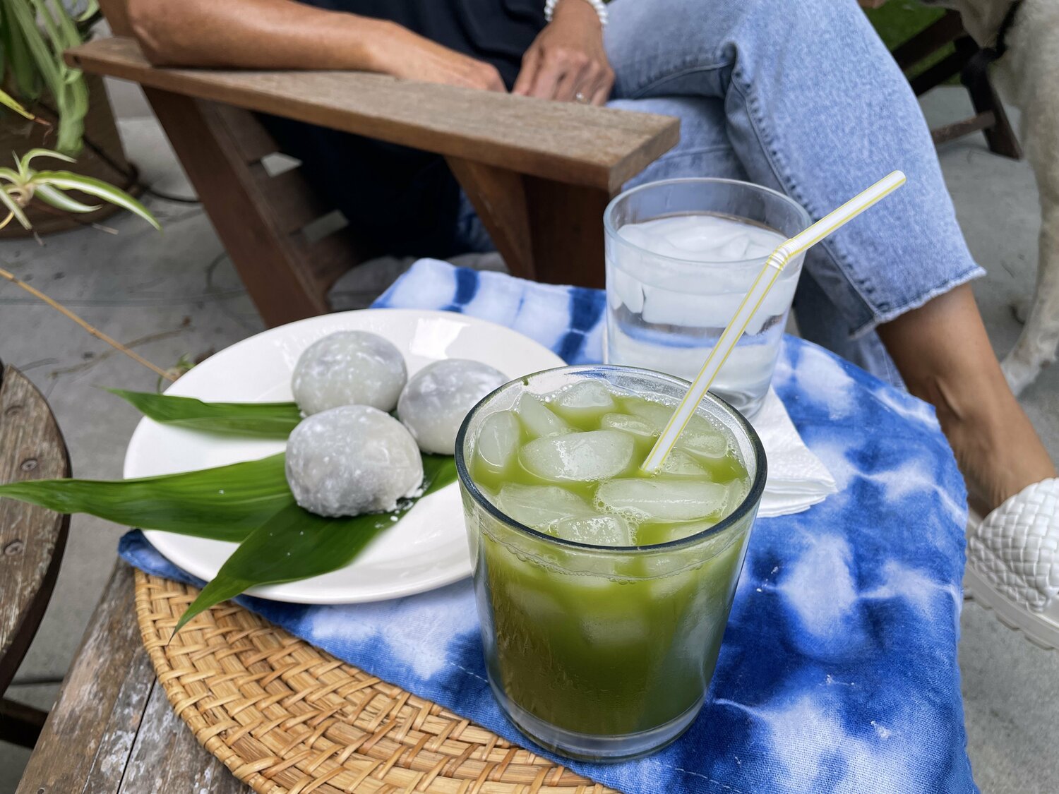 日本から訪ねた記者を手作りの大福とグリーンティーでもてなしてくれた ©Aogu Tanaka