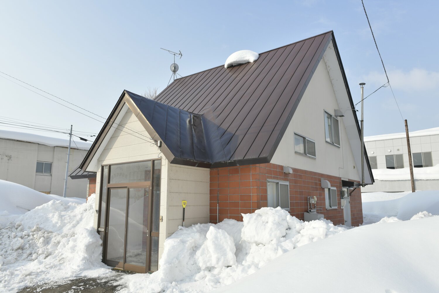 北海道をはじめ雪国では、通常のドアに加えて外側に透明の「風防ガラス」がついている家が多い。栗橋のこめかみには、ガラス扉にダッシュで顔面激突した傷跡が今も残っている（写真はイメージ）©JIJI PRESS