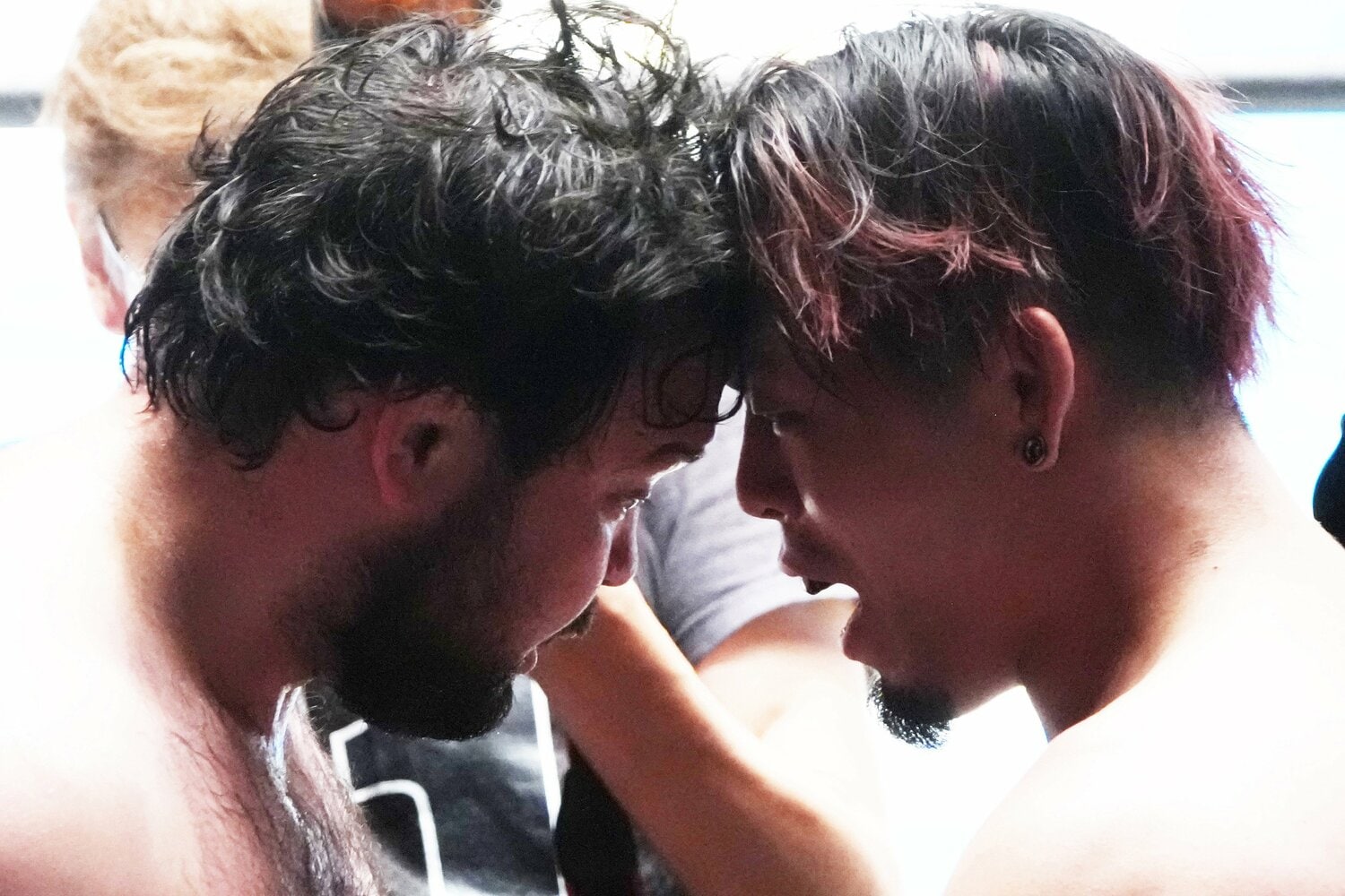 頭を突き合わすウルフアロンと藤田晃生。9月9日、後楽園ホール ©Essei Hara