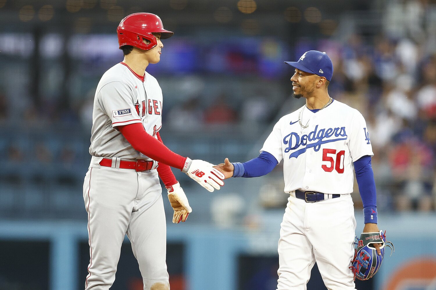 2023年エンゼルスvsドジャースでの“大谷とベッツの会話”は大きな話題となった　©Getty Images