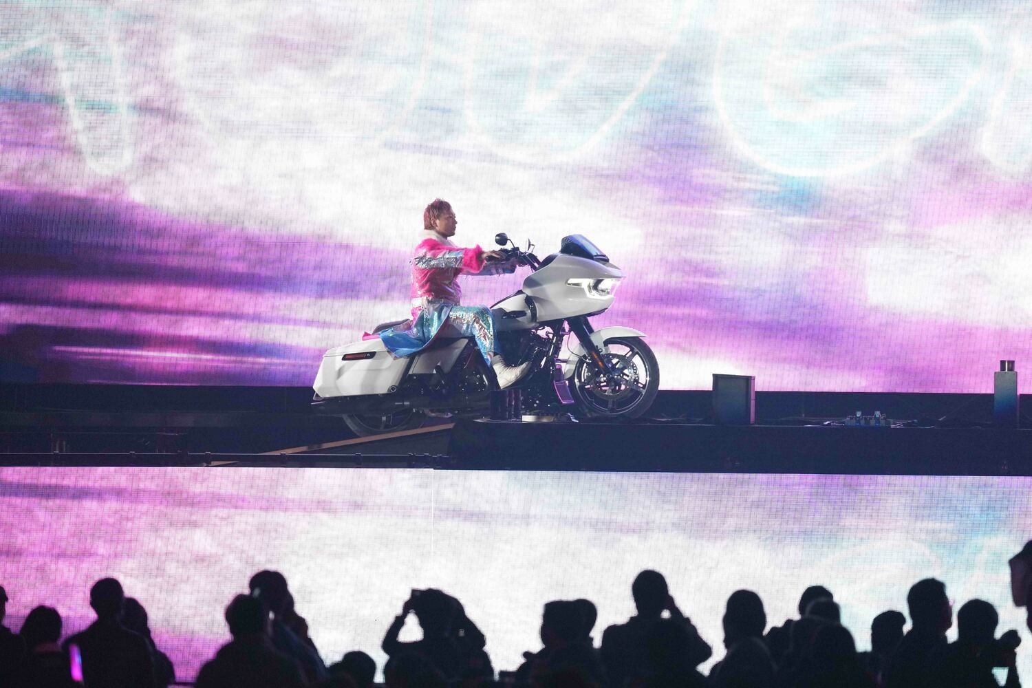 オートバイに乗って入場する海野翔太　©Essei Hara