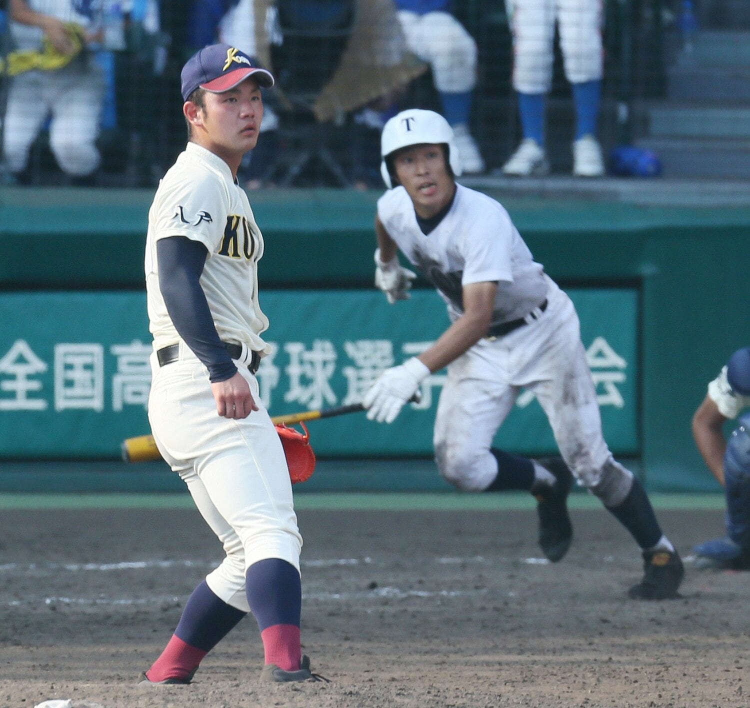 9回裏2死二塁でサヨナラ打を放った東邦の鈴木理央。八戸学院光星の投手、桜井一樹は呆然と打球の行方を見つめる ©JIJI PRESS