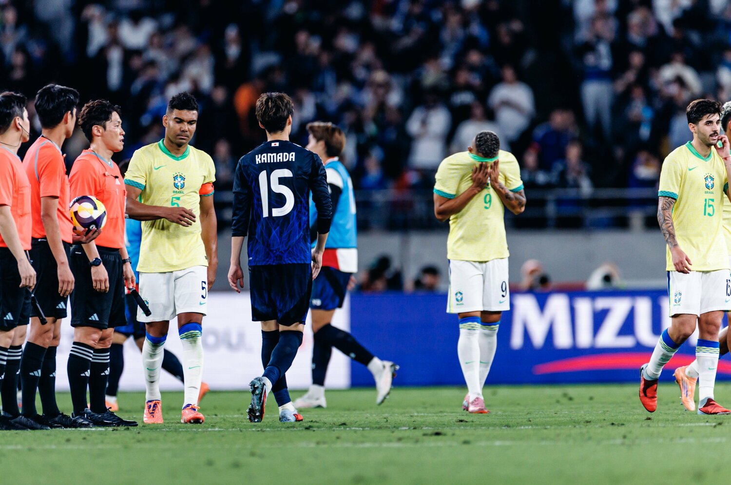 顔を覆うリシャルリソン、肩を落とす主将のカゼミーロら　©Kiichi Matsumoto