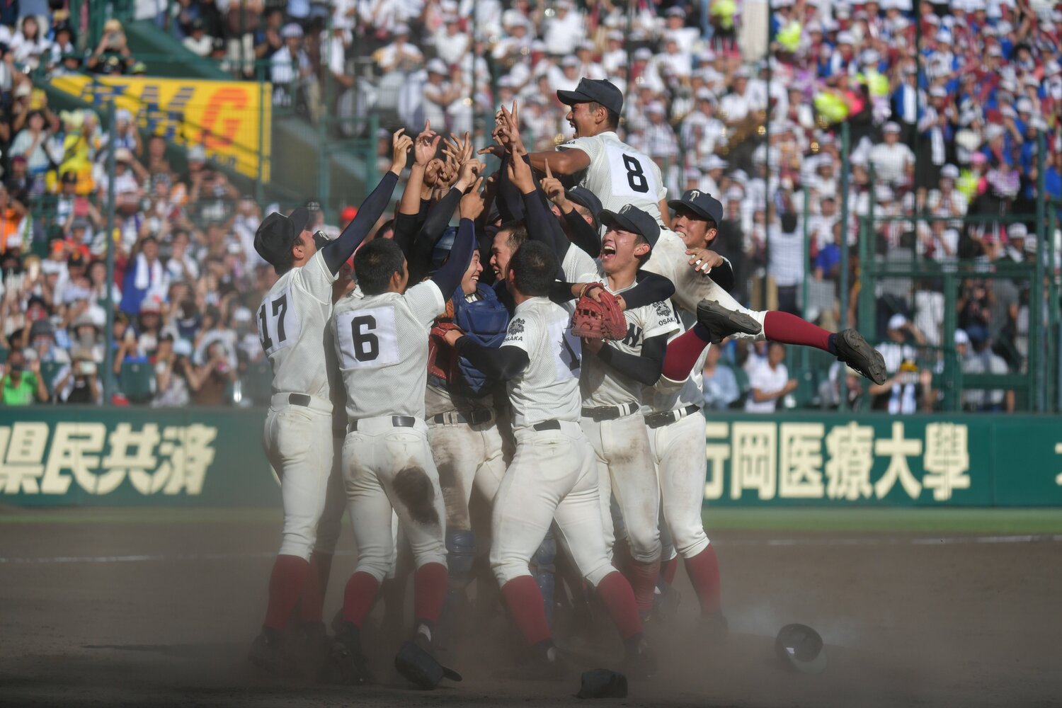 2018年夏の甲子園で春夏連覇を達成した大阪桐蔭　©︎Hideki Sugiyama　（写真をクリックすると藤原＆根尾のプレーシーンをご覧いただけます）