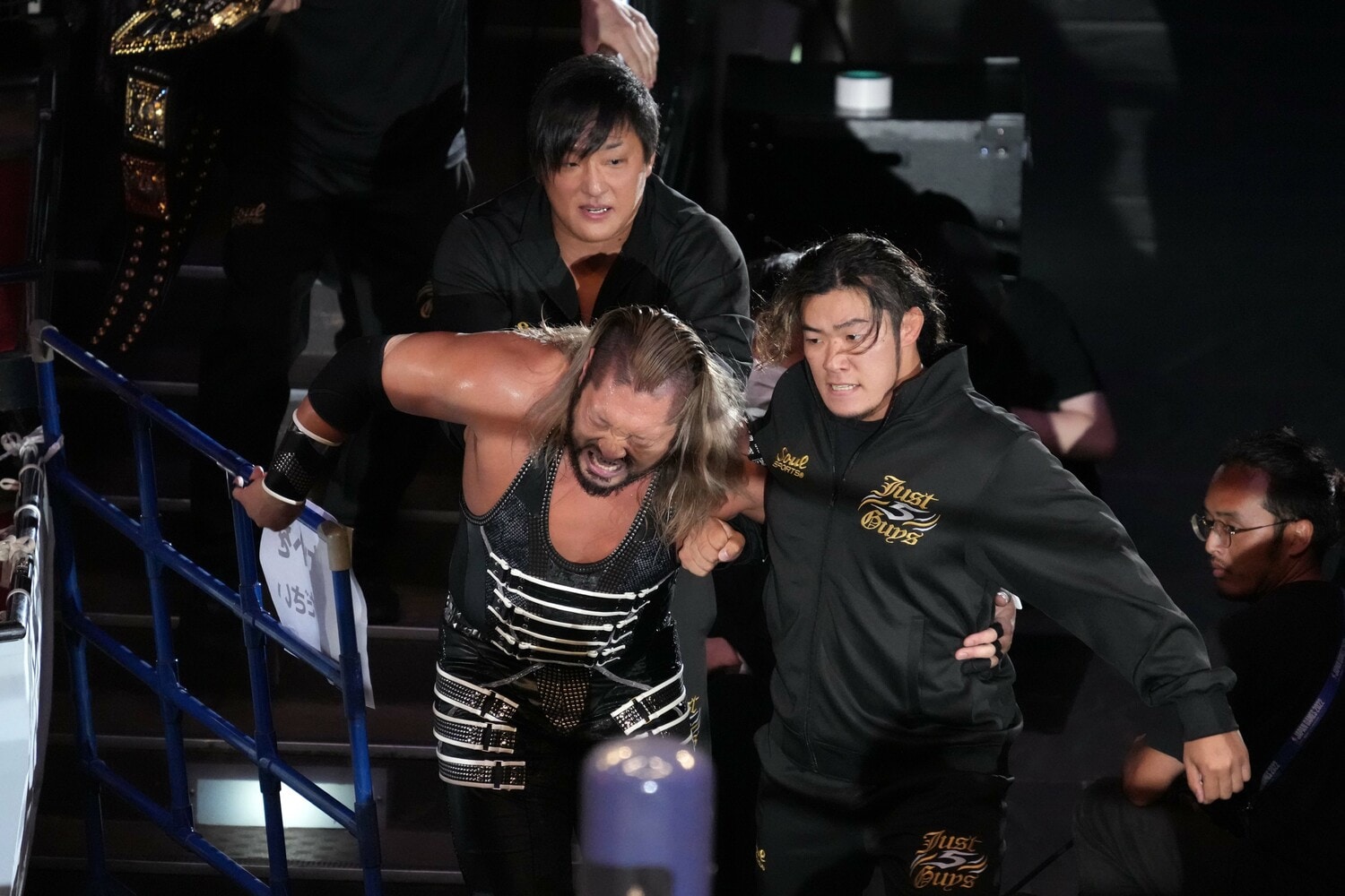 脱出しようとしたEVILをリングに連れ戻す上村優也とタイチ