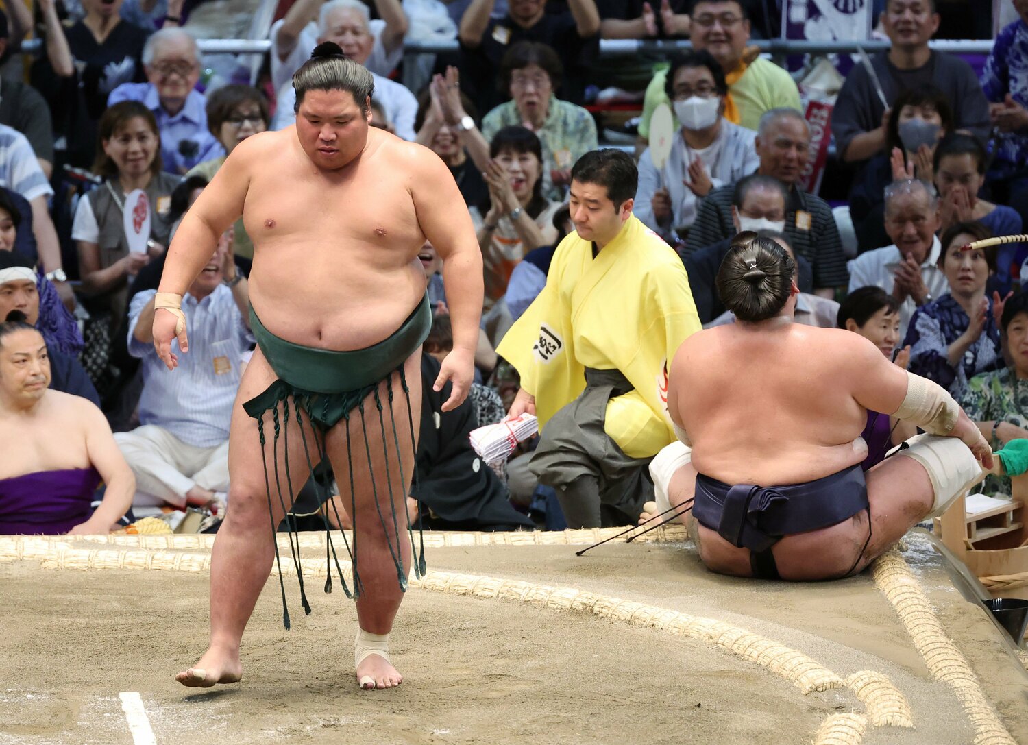 名古屋場所2日目、照ノ富士(右)をすくい投げで破った錦木 ©JIJI PRESS