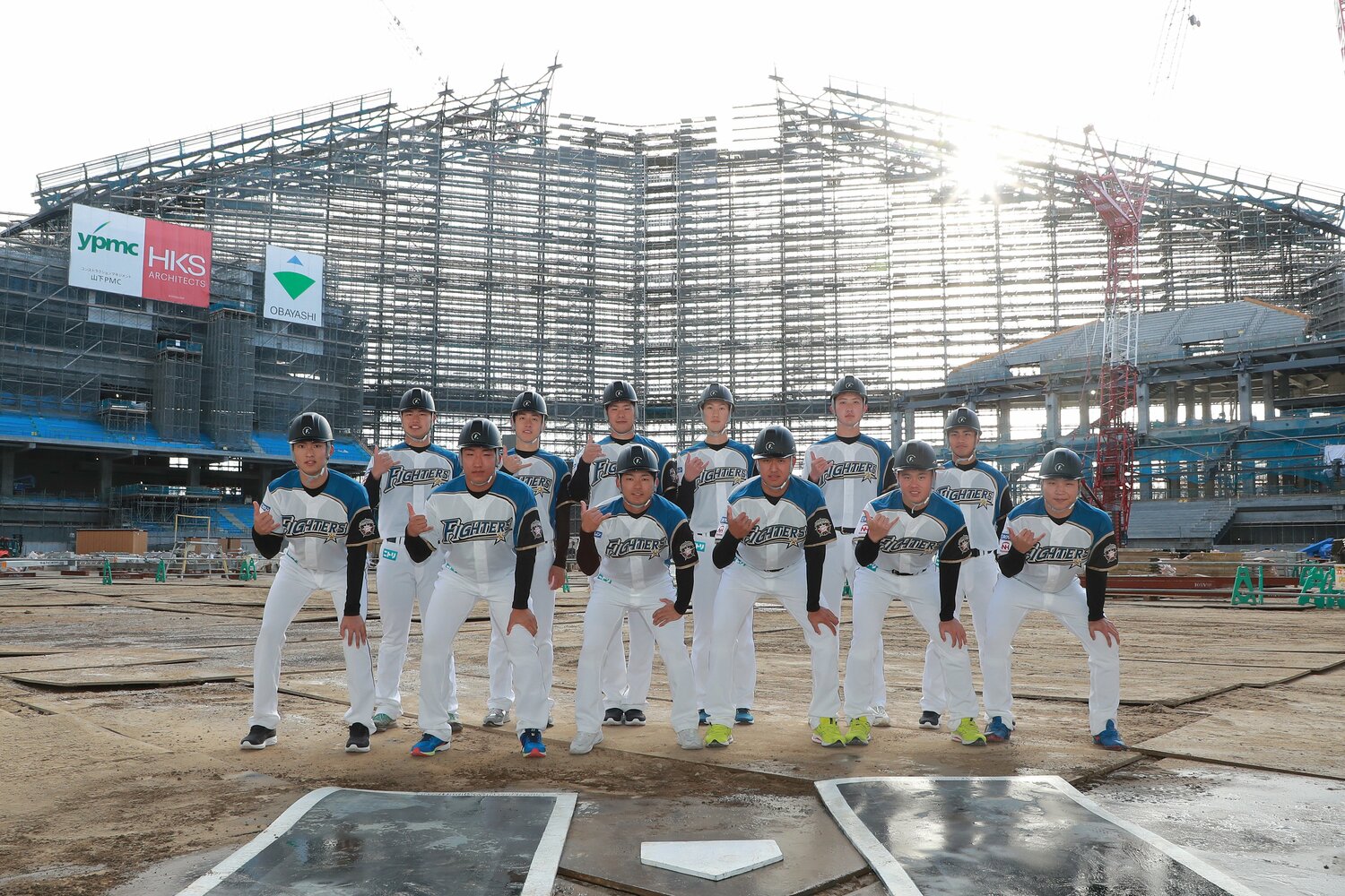 昨年12月には新入団選手が建設中の新球場内のホームベース前で記念撮影をしていた　©︎JIJI PRESS
