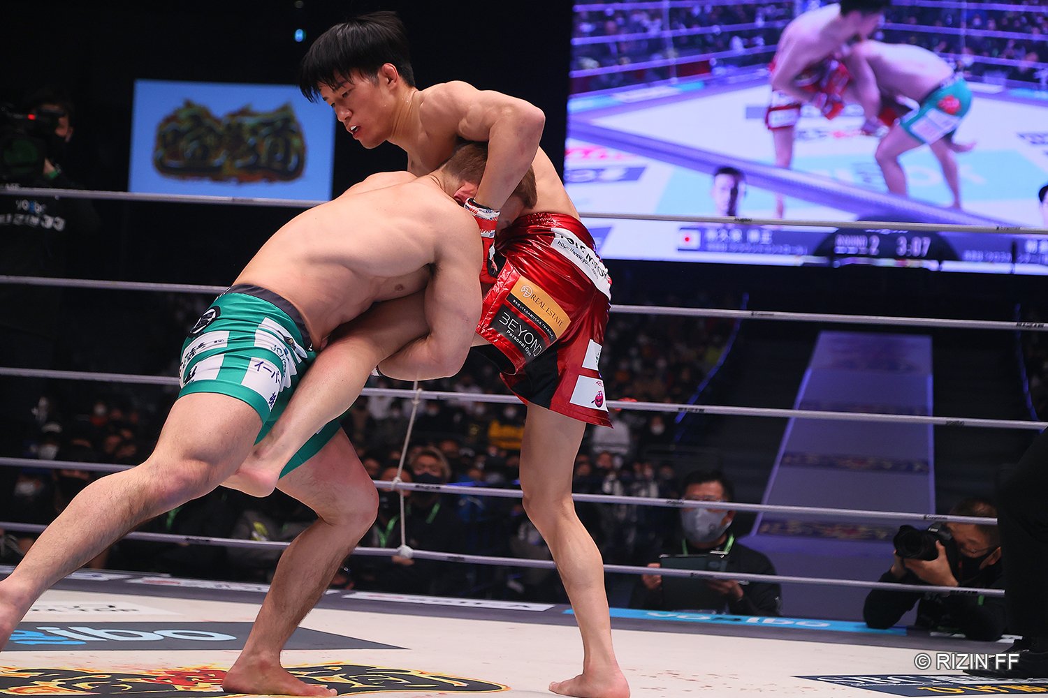 扇久保は何度となく片足タックルへ。これで朝倉は後手に回った　©RIZIN FF