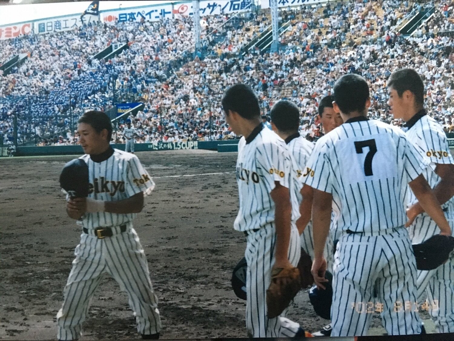 帝京高校時代のトクサン（左）。3年夏にショートの控えとして甲子園のグラウンドを踏んだ（本人提供）