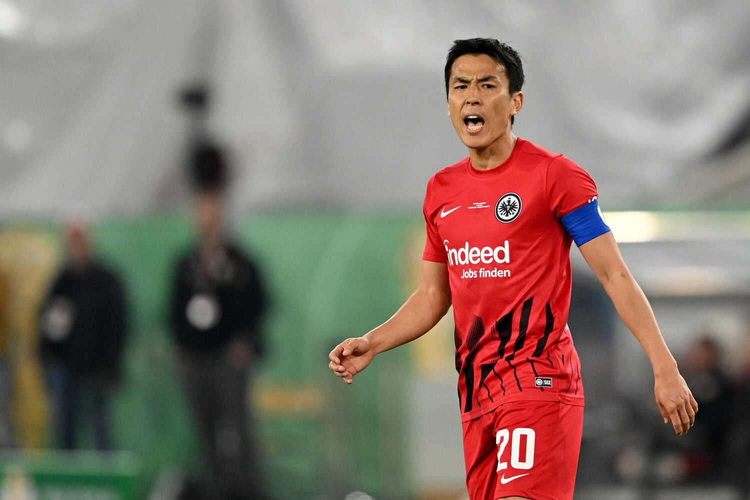 キャプテンマークを付け、今季もフランクフルトを引っ張る長谷部　©Getty Images