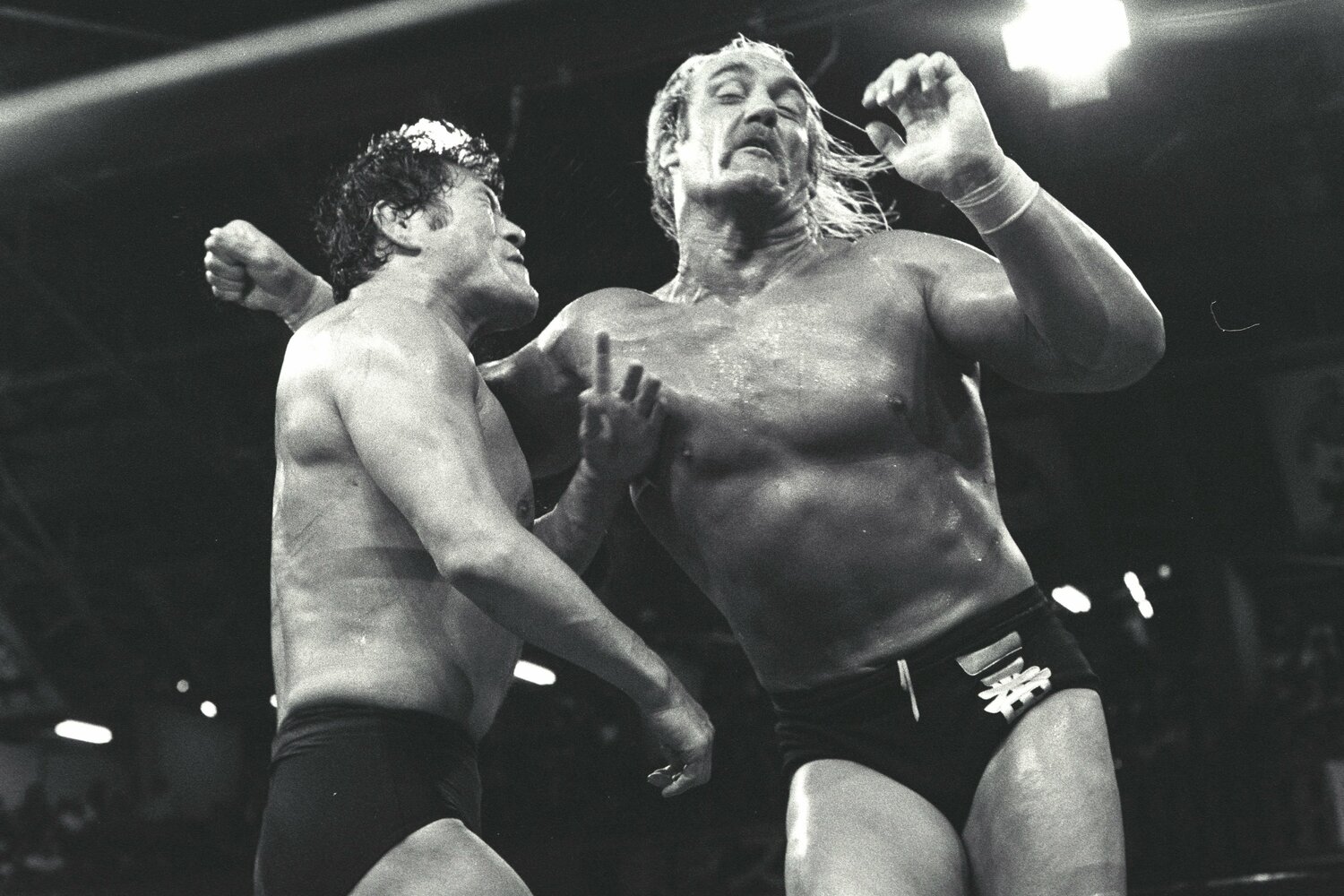 IWGP決勝戦でアントニオ猪木にアックスボンバーを放つハルク・ホーガン。1983年6月2日、蔵前国技館 ©Essei Hara