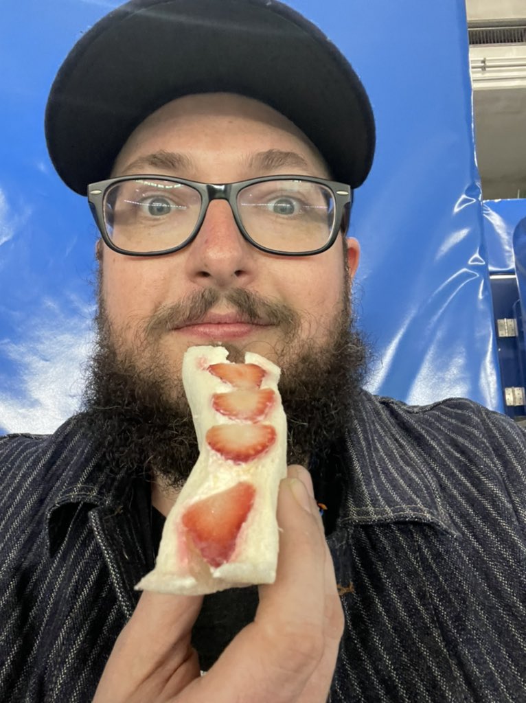 いちごのフルーツサンドを頬張るクレア記者（写真=本人提供）