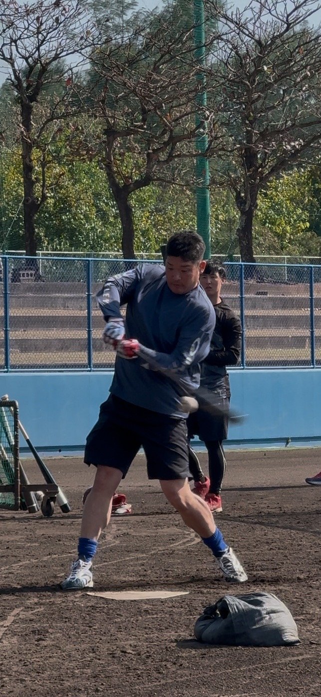 キャンプイン前に沖縄で自主トレに励む筒香　©︎Yasushi Washida