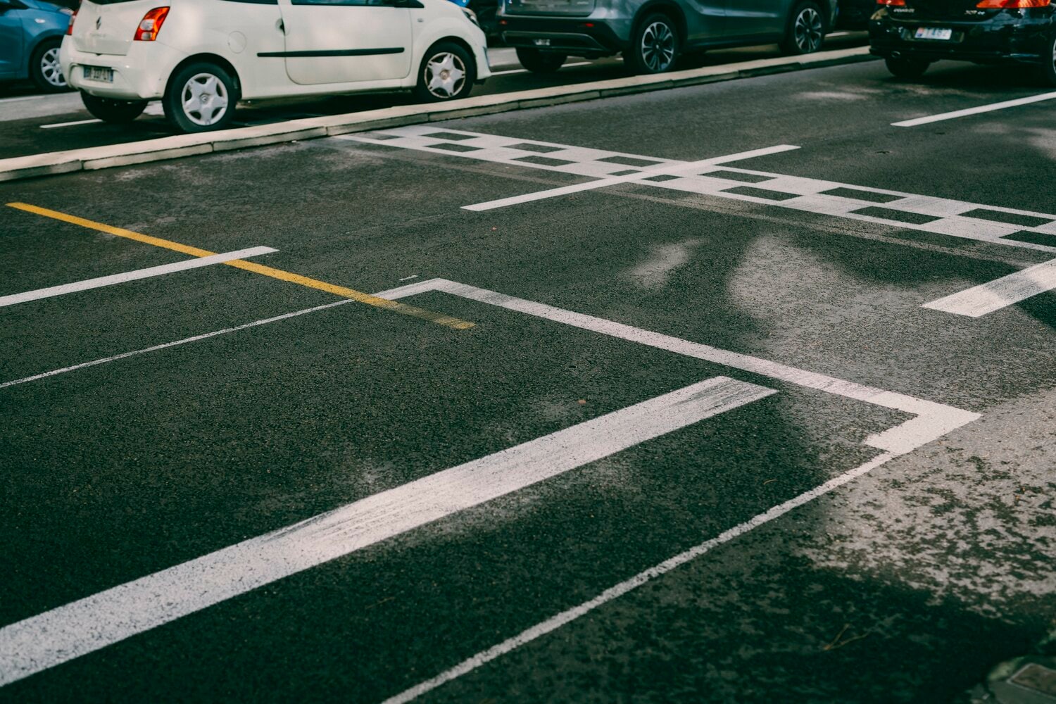 スターティンググリッドが公道に記されている　©Kiichi Matsumoto