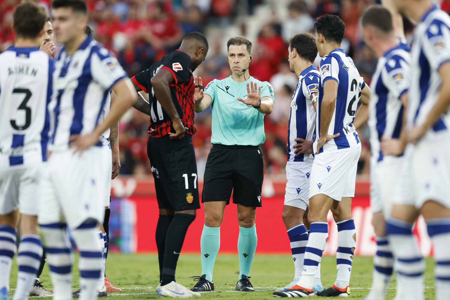 VARの判定を待つ両チーム選手たち