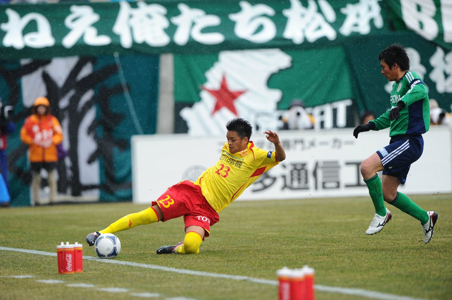 2012年のJリーグ第2節、北九州vs松本山雅でデビューした高野（23番） ©︎J.LEAGUE