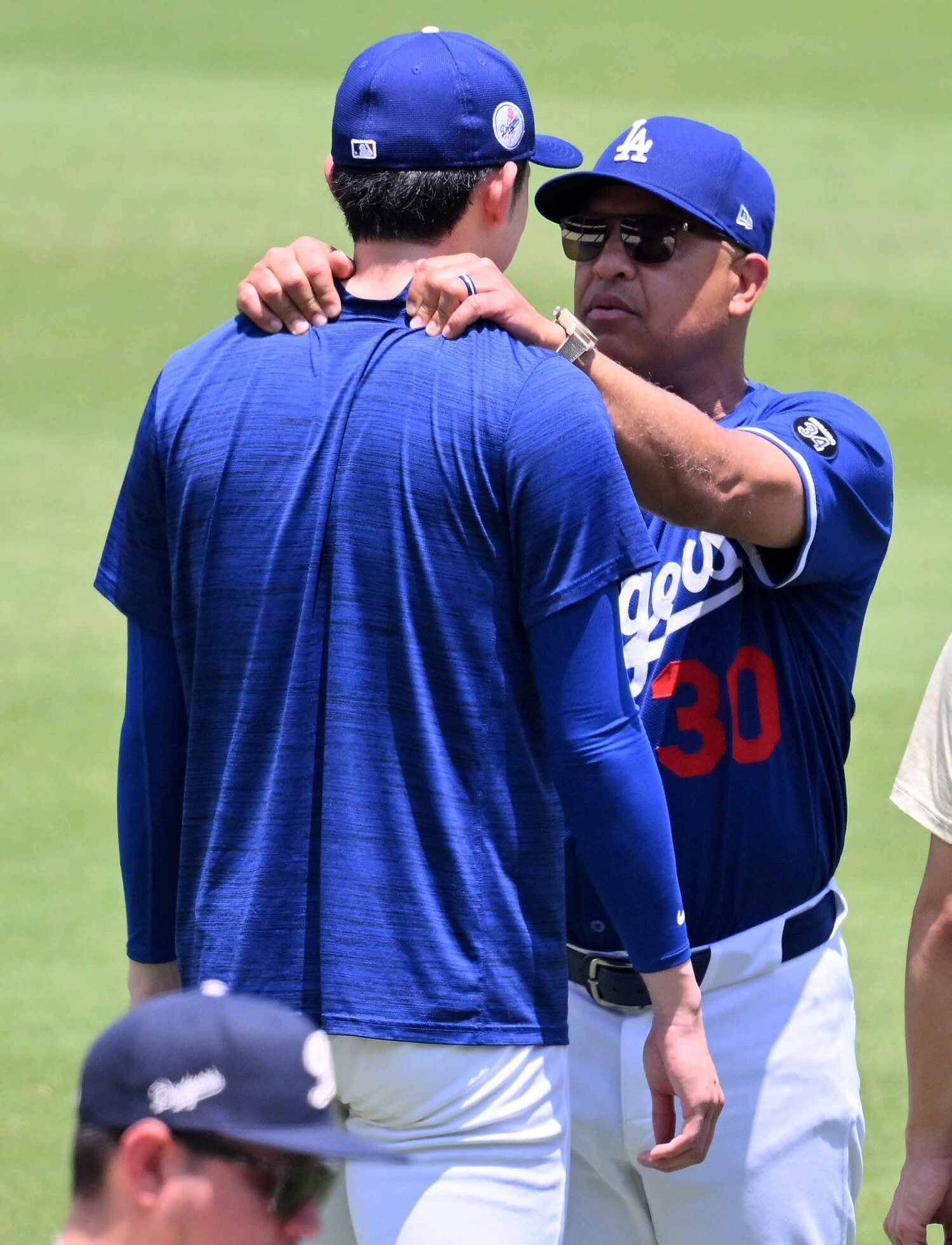 6月、キャッチボールを終え、デーブ・ロバーツ監督(右)と話すドジャースの佐々木朗希 ©JIJI PRESS