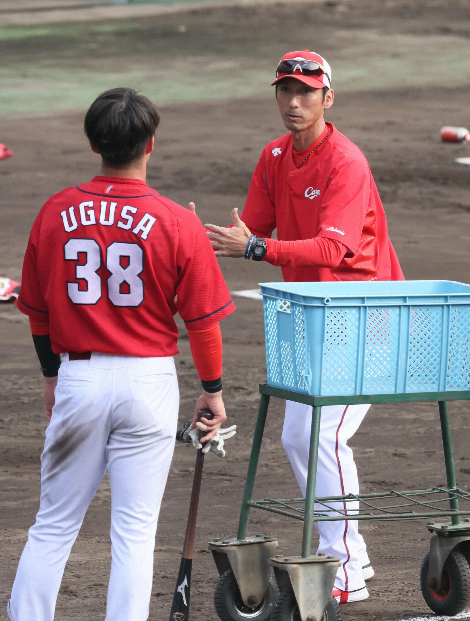 2022年の秋季キャンプで宇草孔基にアドバイスする福地コーチ　©NIKKAN SPORTS