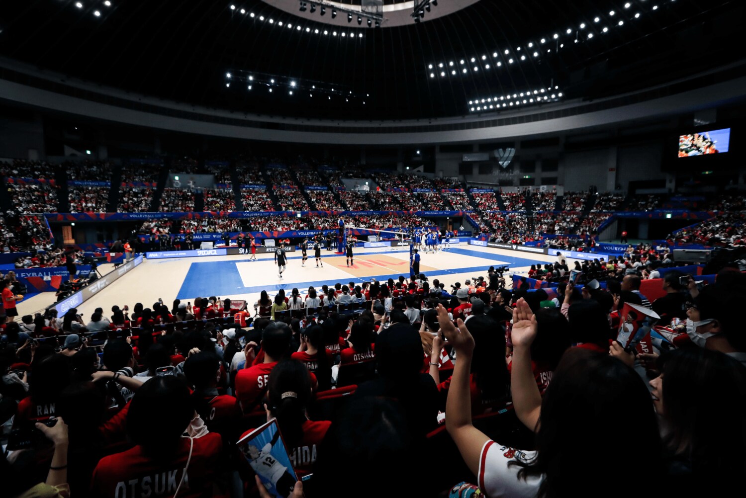 Tシャツを着用して日本代表を応援するサポーターたち　©︎FIVB