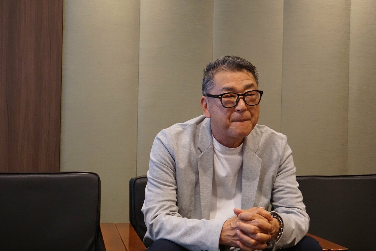 NumberWebのインタビューに応じた岡崎郁、63歳 ©NumberWeb