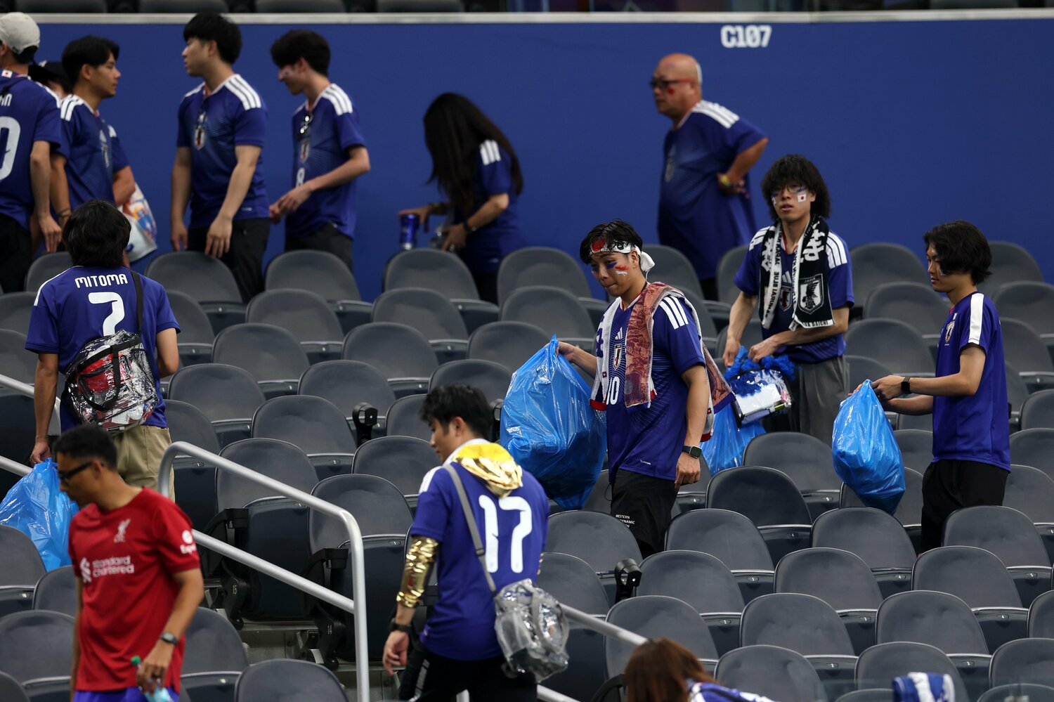 ゴミ拾いにはリバプールユニの外国人ファンも参加していた(写真は右に続きます) ©Getty Images
