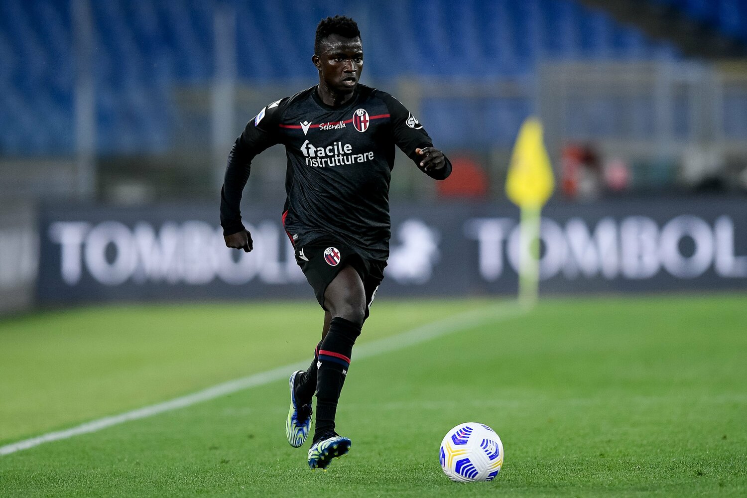 現在はクロトーネでプレーするジュワラは、ボローニャで冨安と同僚だった©Getty Images