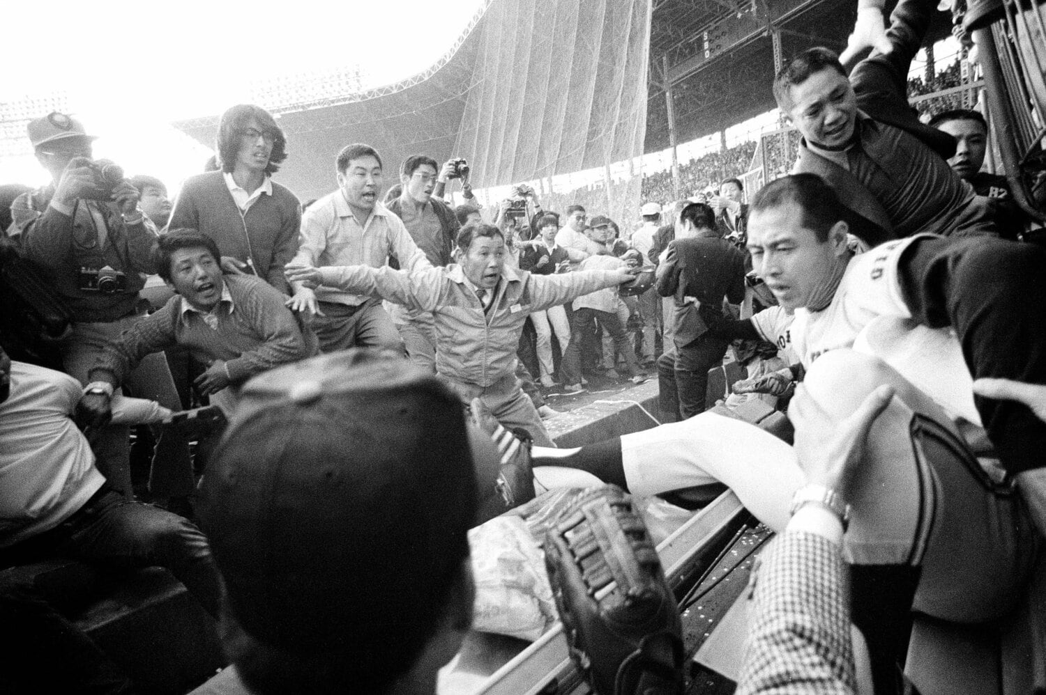 同じく10月22日、観客がグラウンドに乱入し、王貞治ら巨人軍選手が襲われる事件が発生　©KYODO