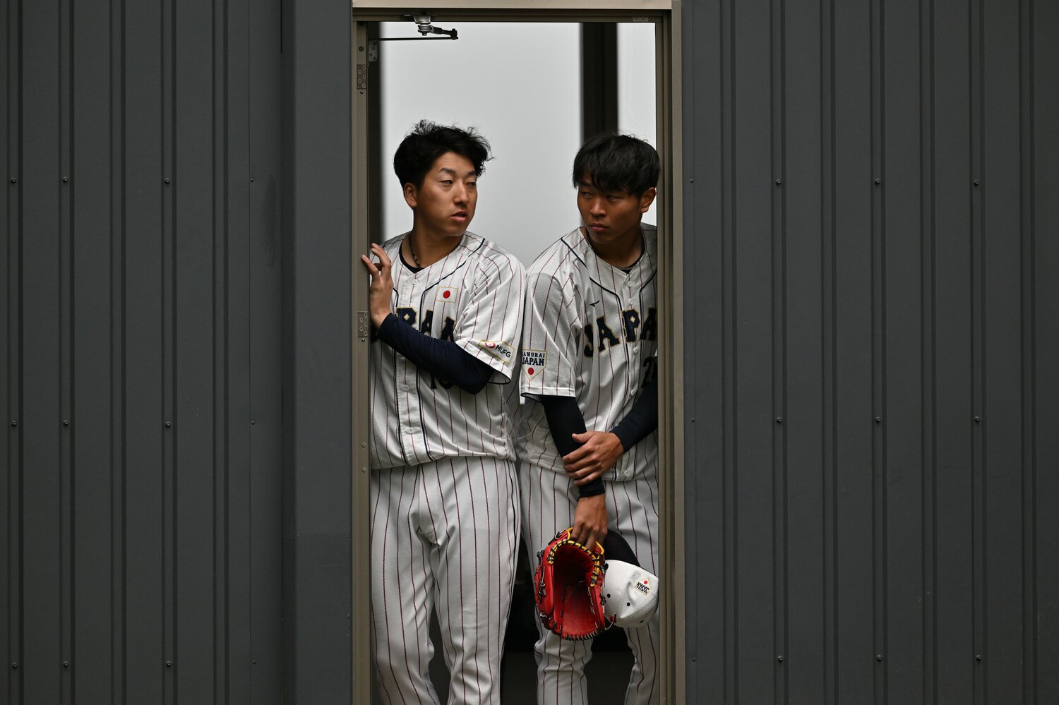 大勢（左）と共にブルペンの様子を窺う高橋宏斗　©︎Hideki Sugiyama