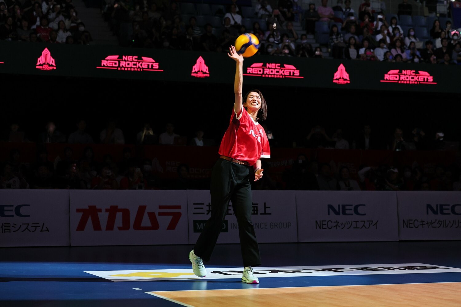 引退セレモニーで“最後のサーブ”を放つ古賀紗理那　©︎SV.LEAGUE