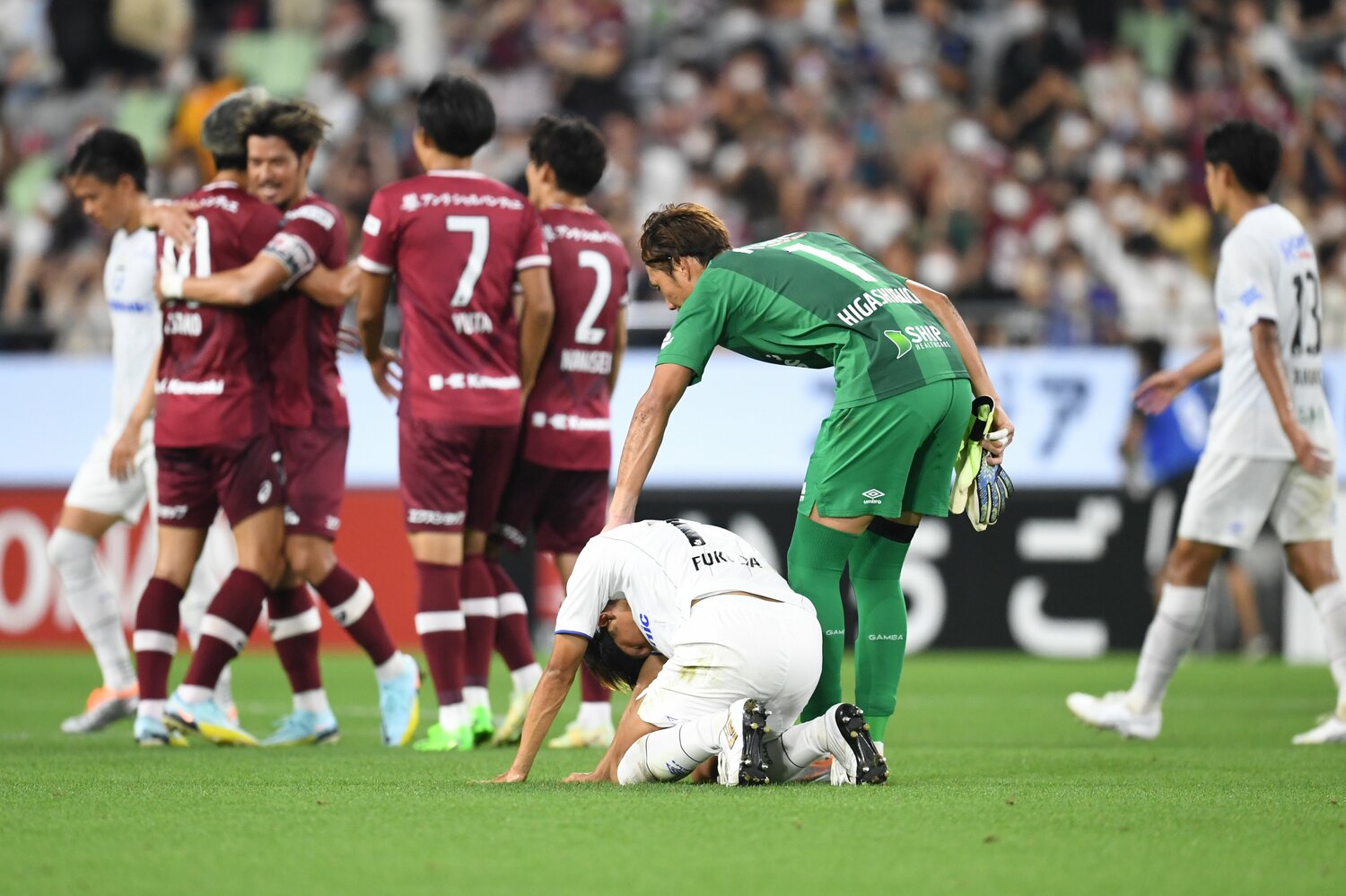 9月18日の神戸戦後、敗戦につながるPKを与えて座り込む福田湧矢に、東口順昭が声をかける