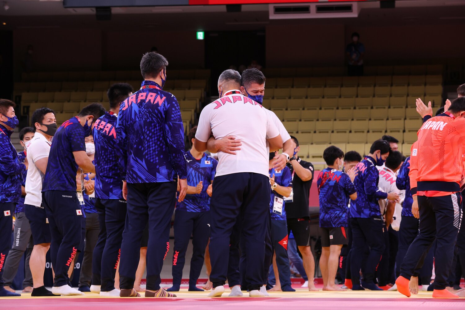 東京五輪を終え、抱擁する井上康生と鈴木桂治 ©Ryosuke Menju／JMPA