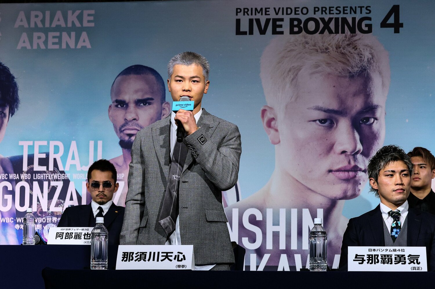 質問を受けて立ち上がった那須川天心　©Susumu Nagao