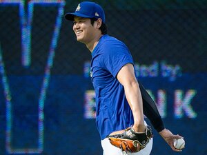 “テレビに映らない”大谷翔平からのハグ…剛腕新人ニッコリ「よし、ショウヘイのカバーに」「またサインほしいけど」ライバルが憧れる日常