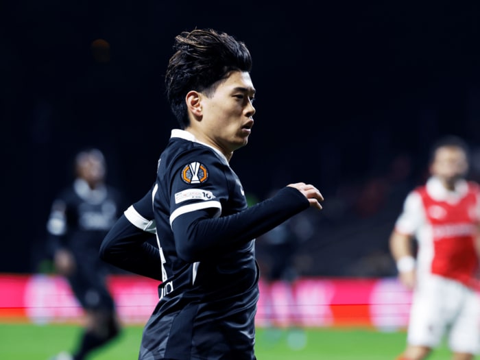 W杯日本代表の負傷禍は三笘薫、遠藤航だけでなく鈴木唯人も鎖骨骨折だが…“断崖絶壁の敵地”ELでカメラマンが見た「順応した頼もしさ」とは＜Number Web＞ photograph by Daisuke Nakashima