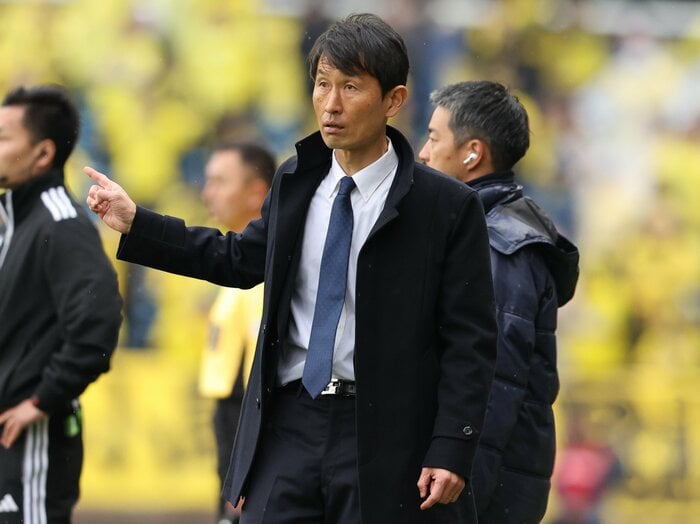 「監督就任に異例の抗議も…」パワハラ処分から3年、アビスパ福岡で始まる金明輝の第二章「監督を信じている」選手の本音と揺れるサポーターの胸中＜Number Web＞ photograph by J.LEAGUE