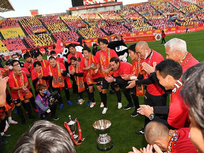 J2降格、監督交代・スタイル変更が報われた11年ぶりの戴冠… 《ルヴァン優勝後》こそ問われる名古屋とフィッカデンティ監督の真価＜Number Web＞ photograph by J.LEAGUE