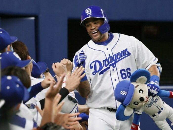 和服姿で「ハイチーズ！」、愛車はトヨタ、好物はかけうどん…中日・ビシエドが名古屋で愛されるワケ〈新たに3年契約で残留〉＜Number Web＞ photograph by KYODO