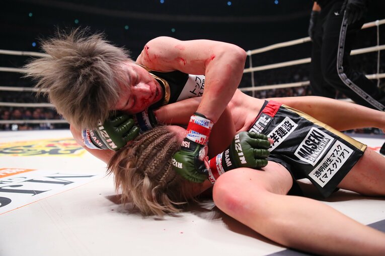 グラウンドでハムを攻める浜崎　©RIZIN FF