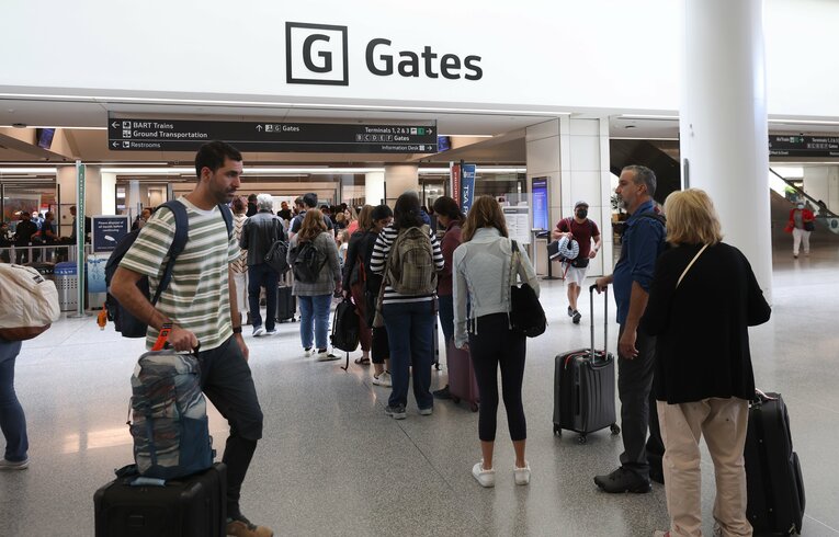 旅のはじまりはサンフランシスコ国際空港。入国審査官の男性に尋ねると…　©Getty Images