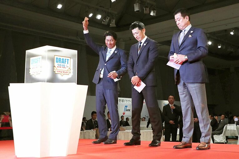 天に運を任せるしかないと思われる『ドラフト抽選』に“持っている男”や“持っていない男”は存在するのだろうか？（写真は2019年ドラフト会議） ／ photograph by JIJI PRESS
